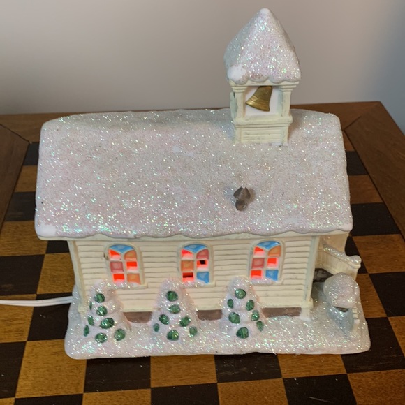 Vintage 2004 Bedford Falls It’s a Wonderful Life Light-Up Church - Picture 5 of 9